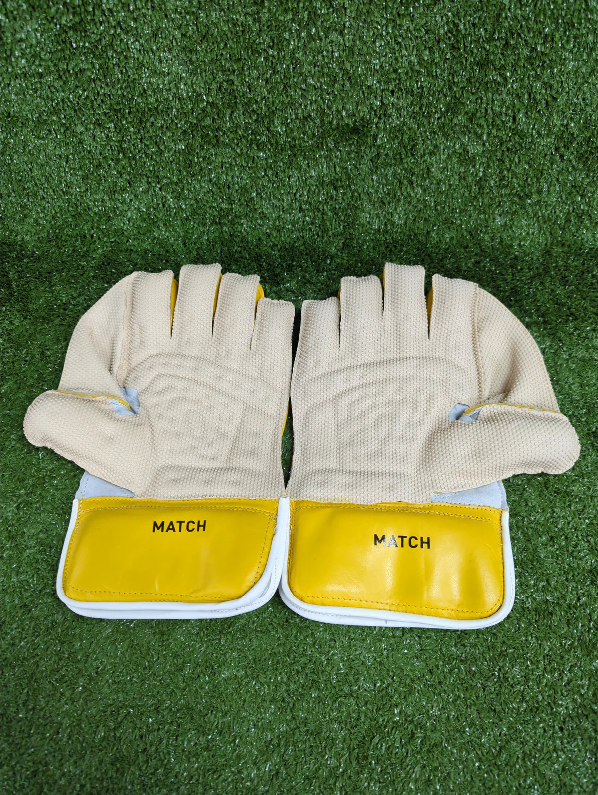 Close up of the textured rubber palm facing and cotton filling on the SS Match youth keeping gloves.