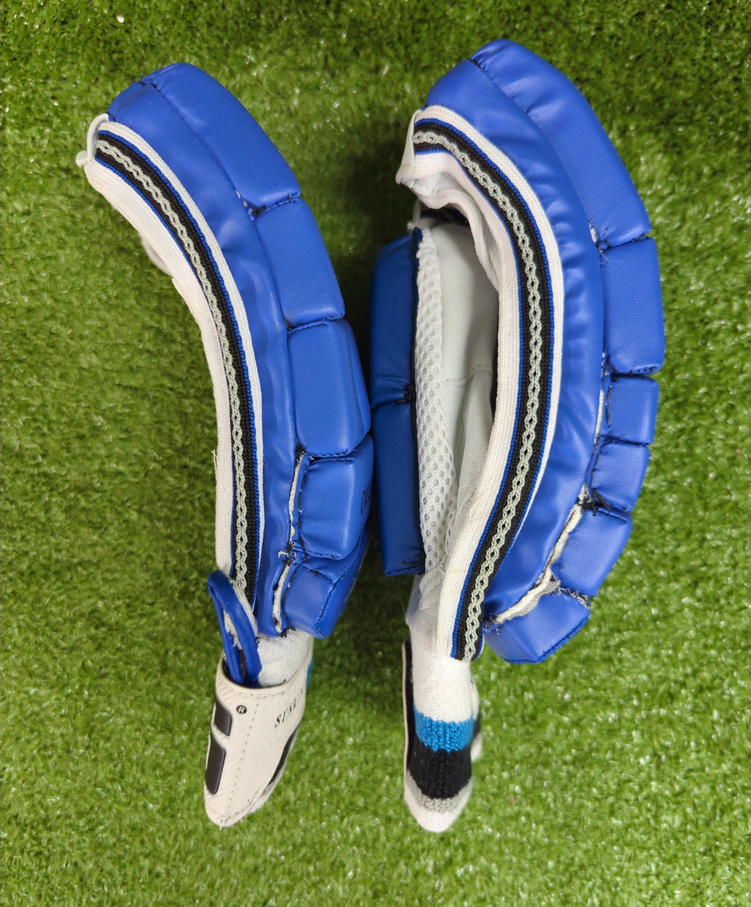 Backhand design of SS Platino gloves showing blue accents