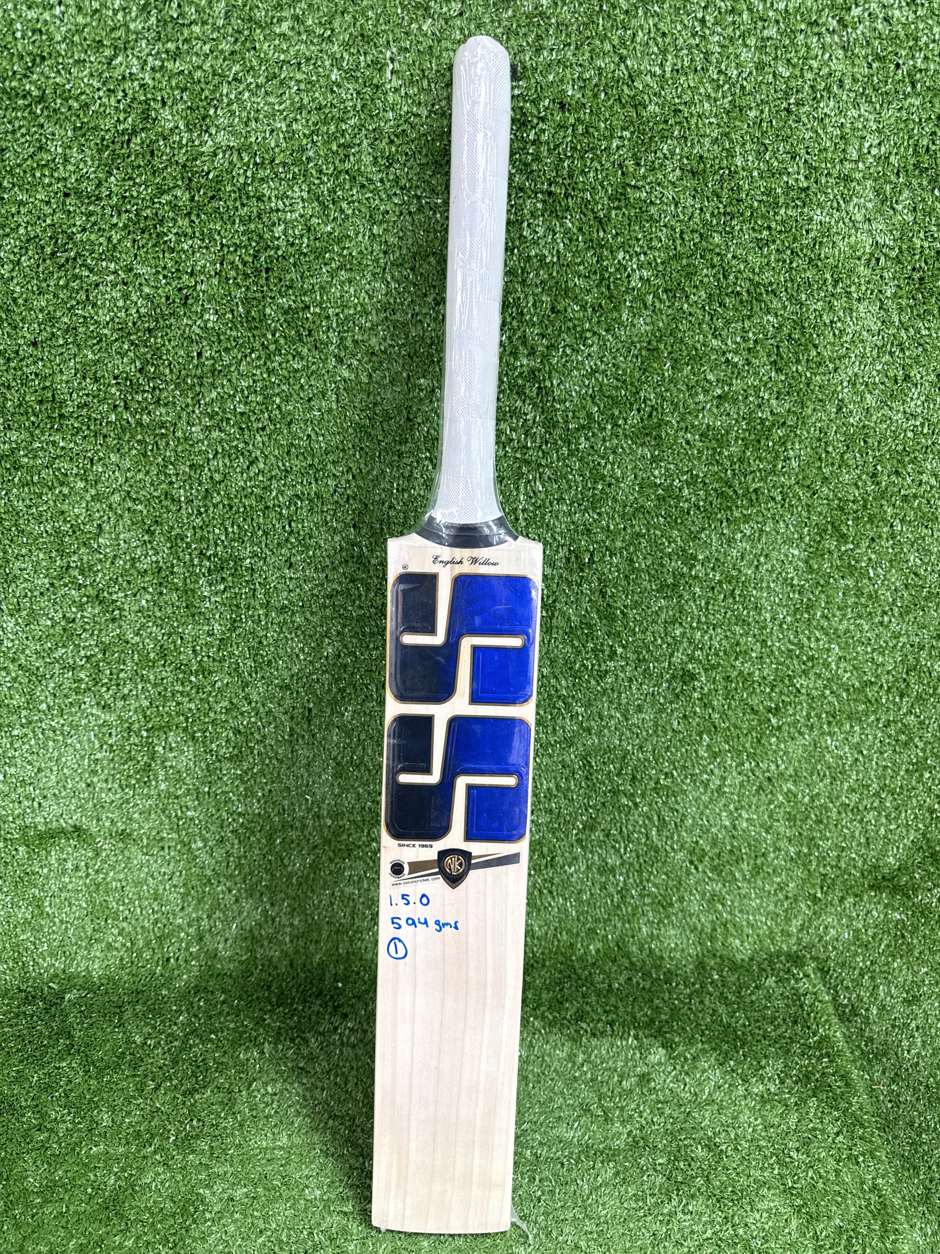 Front view of SS Player Colt Junior English Willow Cricket Bat showing grain structure