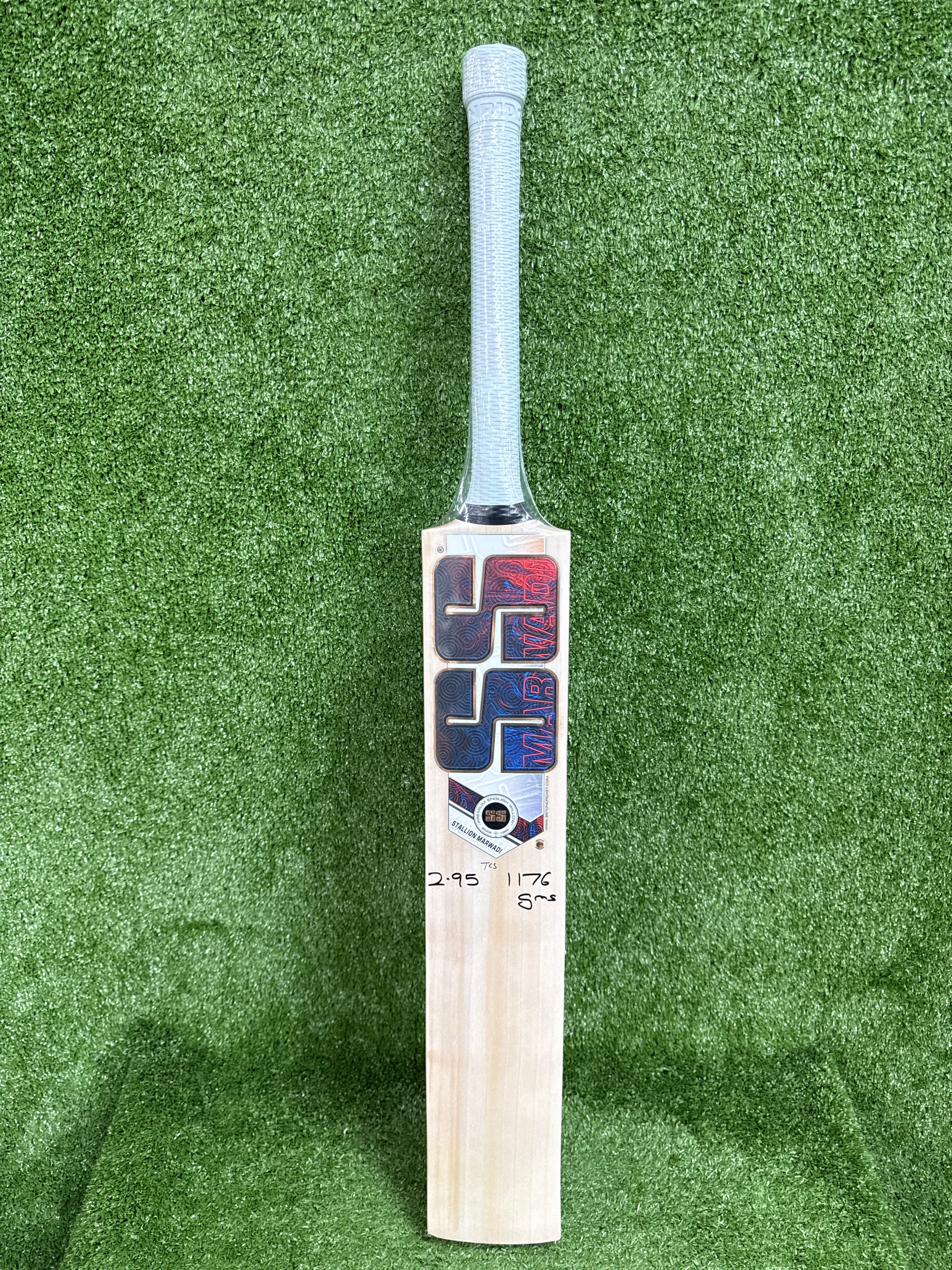 Full front view of the SS Ravindra Jadeja Stallion Marwadi English Willow Cricket Bat showing clean wood grains and wide play area.