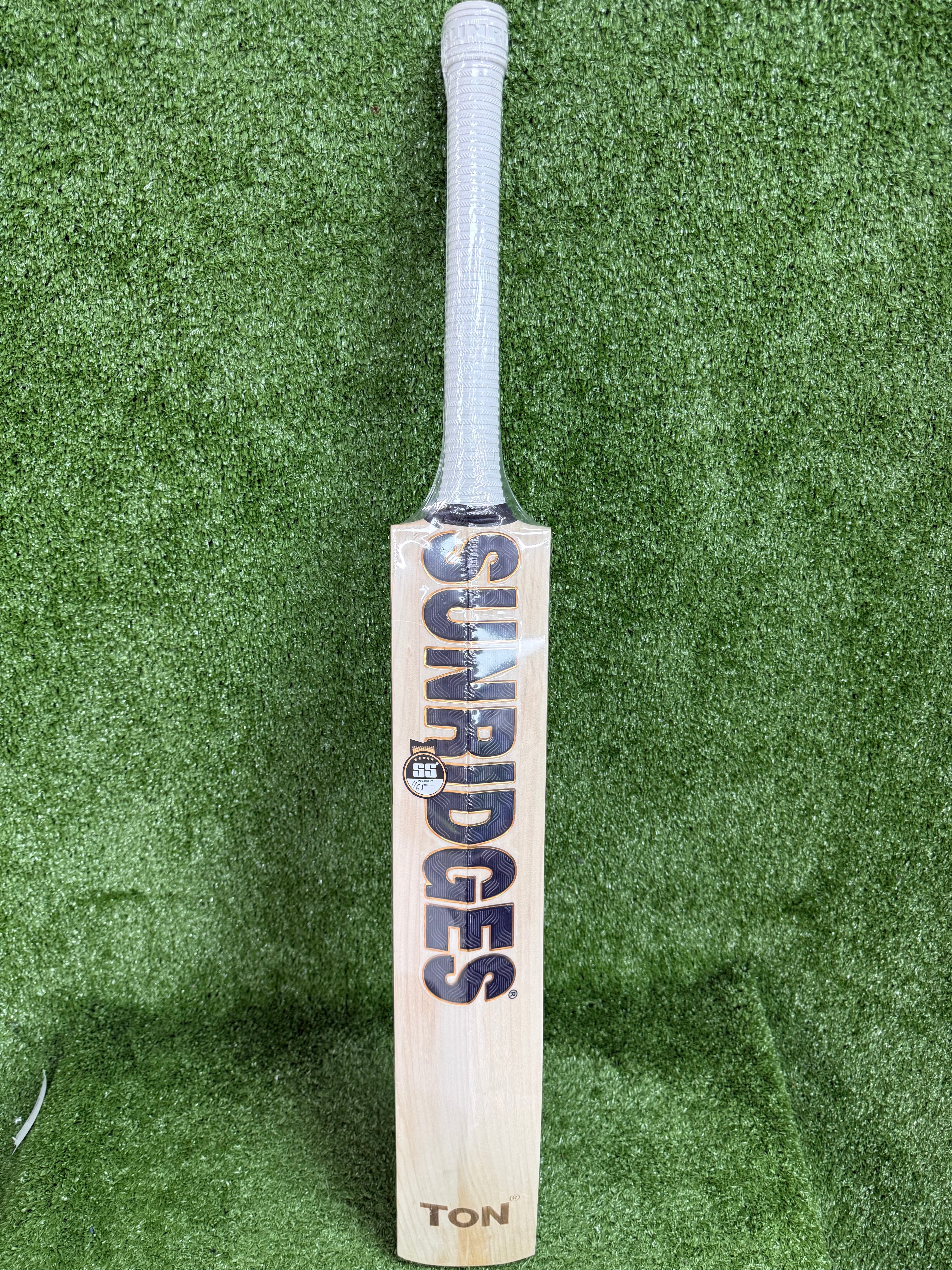 Close up details of the premium SS Retro Classic stickers and short handle grip on the back of the bat.