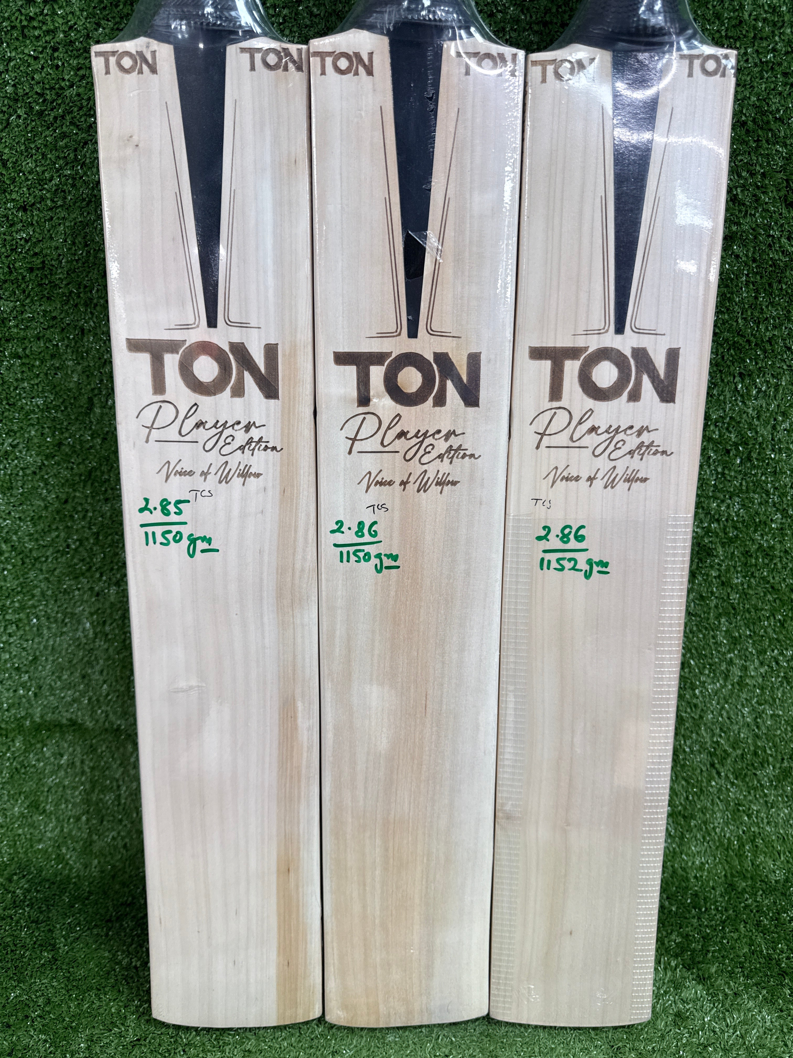 Close-up of the front face on the SS Voice of Willow cricket bat, highlighting the dense fibres and straight grains of the Grade 1 Kashmir willow.