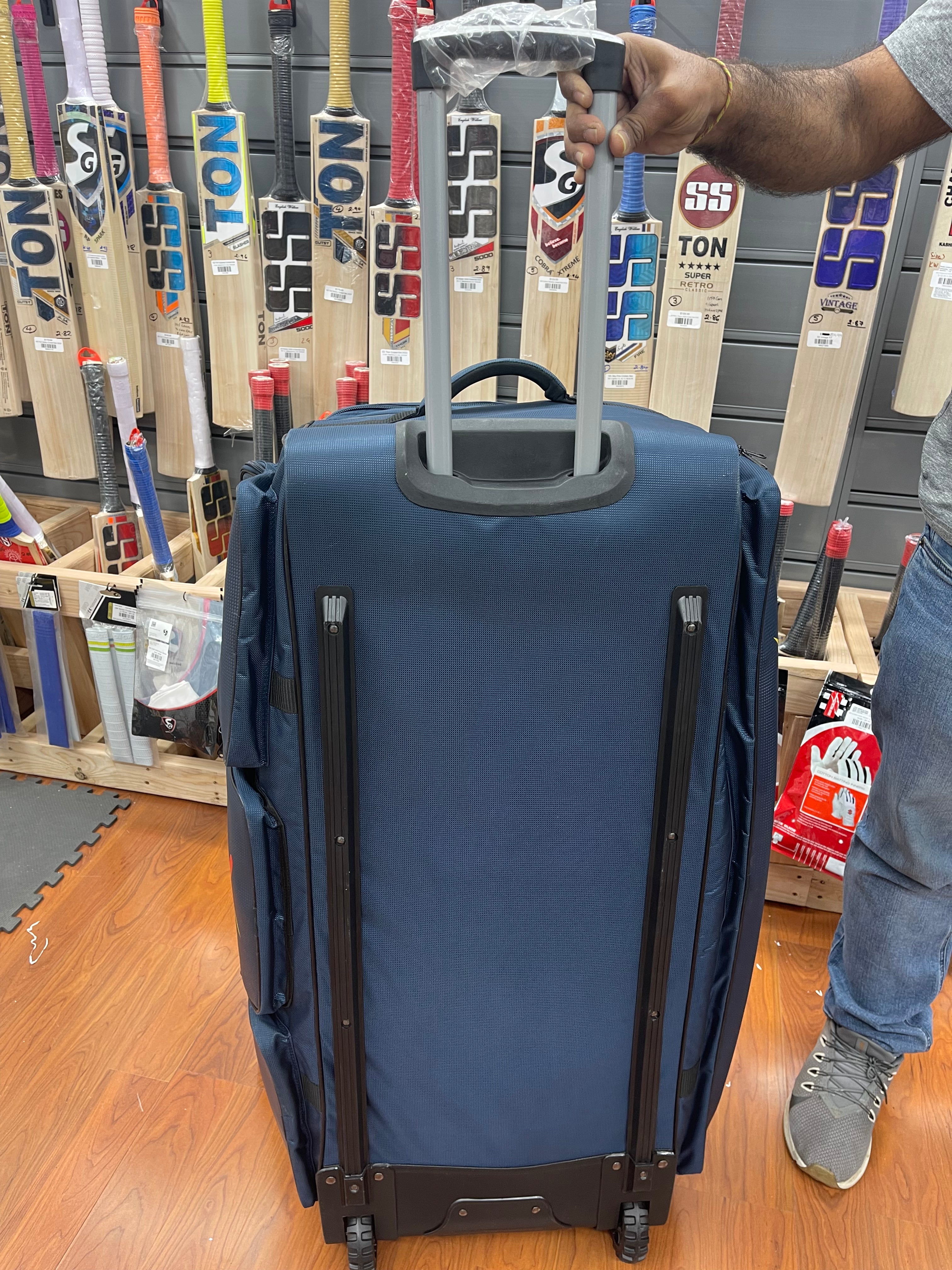 Raydn Professional Wheelie Premium Adult Cricket Kit Bag (Navy Blue / Black)